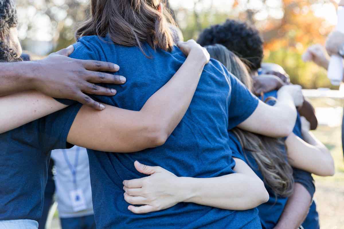 Tante persone che si abbracciano strette