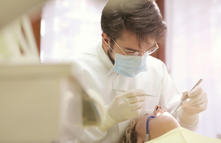 Andare dal dentista gratis è possibile, ecco come risparmiare sulle cure odontoiatriche