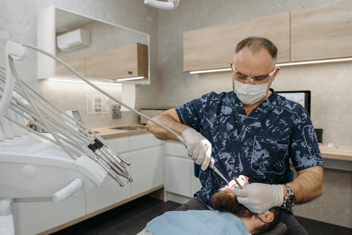 Andare dal dentista gratis è possibile, ecco come risparmiare sulle cure odontoiatriche